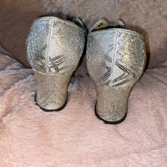 💕VINTAGE REALITIES METALLIC SILVER PUMPS💕 - Picture 6 of 9